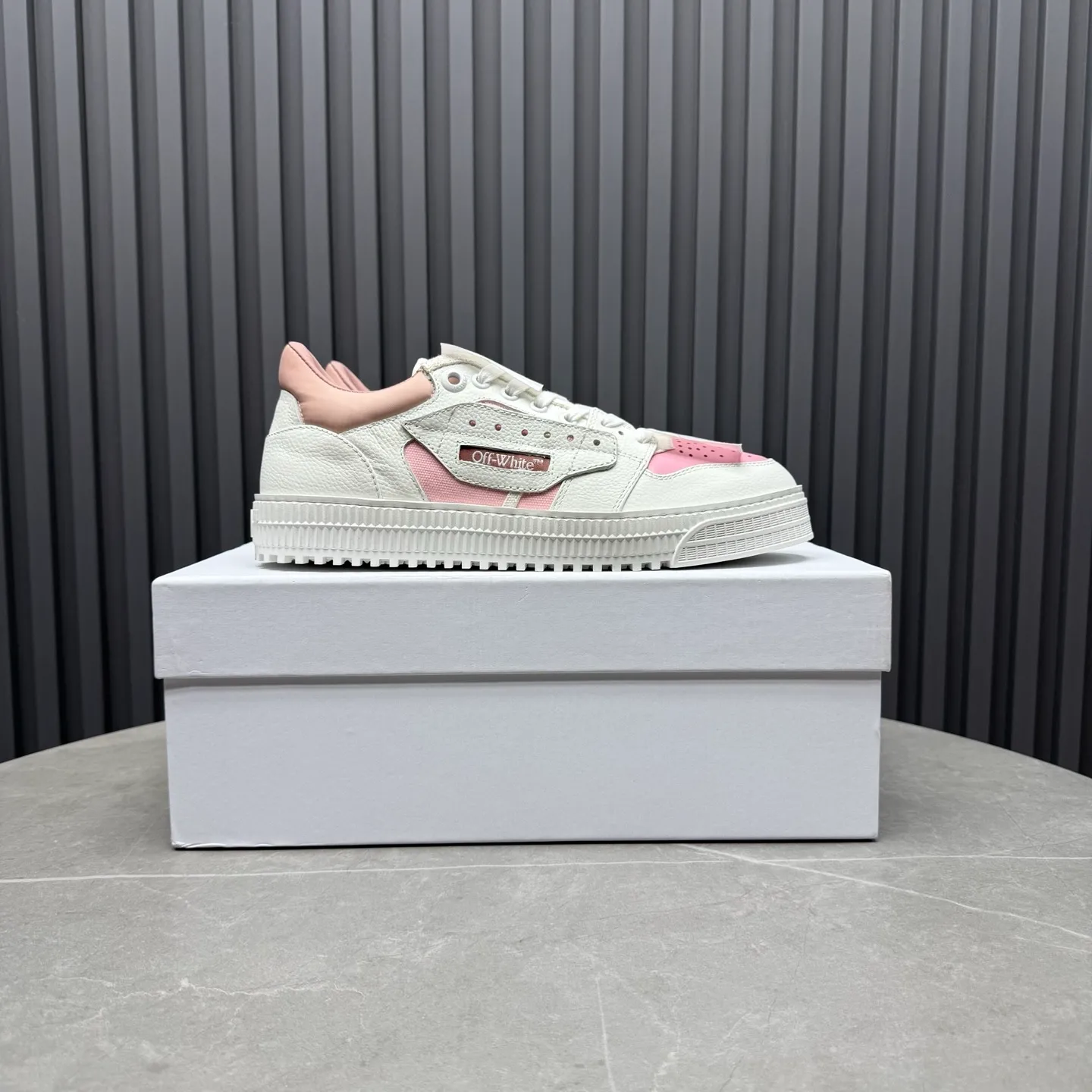 Men's shoes💰680 OFF WHITE ⚡️Couple style⚡️The latest spring style street casual shoes, released with the highest quality version on the market👊Series original mold opening, original lasting, production technology 1:1 original version➰🔜The best choice for more and more celebrities and Internet celebrities🔸In the classics Changes in the code🔸Innovate in the trend🔸Strive to break away from the shackles of bad street design🔝Although he is not the originator of fashion design, he is definitely a shining dark horse in avant-garde design🐴🆙Do not follow the trend🔅Not universal beauty🔅 Fabric💯First-layer cowhide Lining💯Imported skin-friendly and environmentally friendly polyester mesh Foot pads💯Original molded high-elastic environmentally friendly molding pads Midsole💯Made with original last-last technology Outsole💯Rubber outsole Packaging💯Official website synchronizes full set of packaging (brand wrapping paper, brand certificate, brand cloth bag) Code numbers 35-44, 45 46 Customized